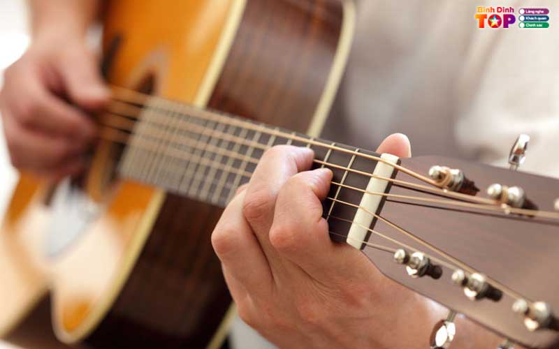 Hoc-phi-hoc-dan-guitar-tai-quy-nhon