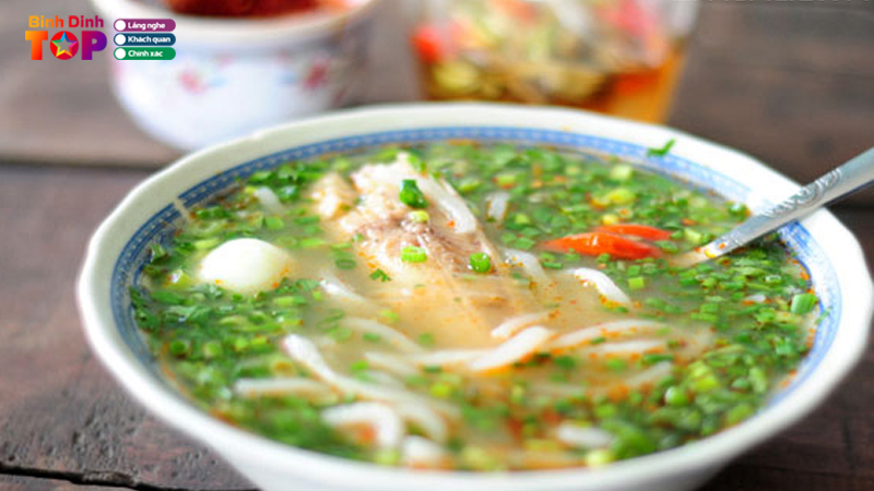 Top-5-quan-banh-canh-ca-loc-binh-dinh-ngon-cuc-dong-khach
