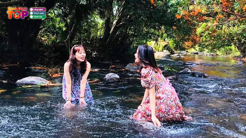 Top-5-suoi-nuoc-nong-binh-dinh-den-la-choi-la-tet-ga