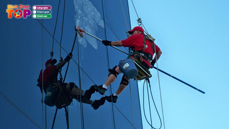 Top-5-dich-vu-lau-kinh-toa-nha-binh-dinh-sach-dep-chuyen-nghiep