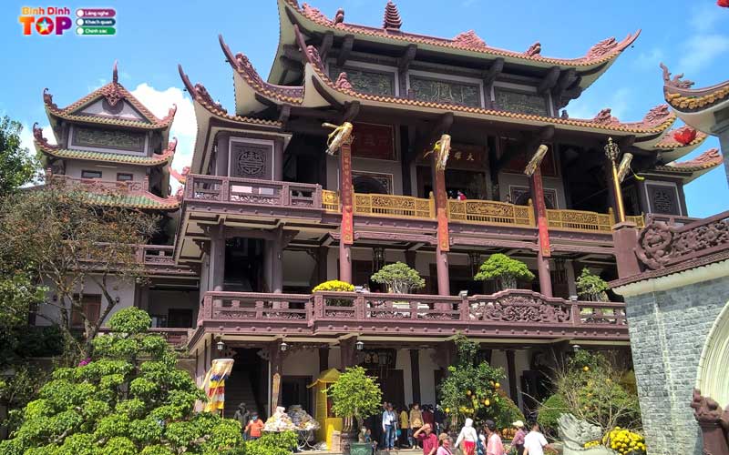 Vi-sao-cac-ngoi-chua-o-binh-dinh-giu-duoc-suc-hut-ben-vung